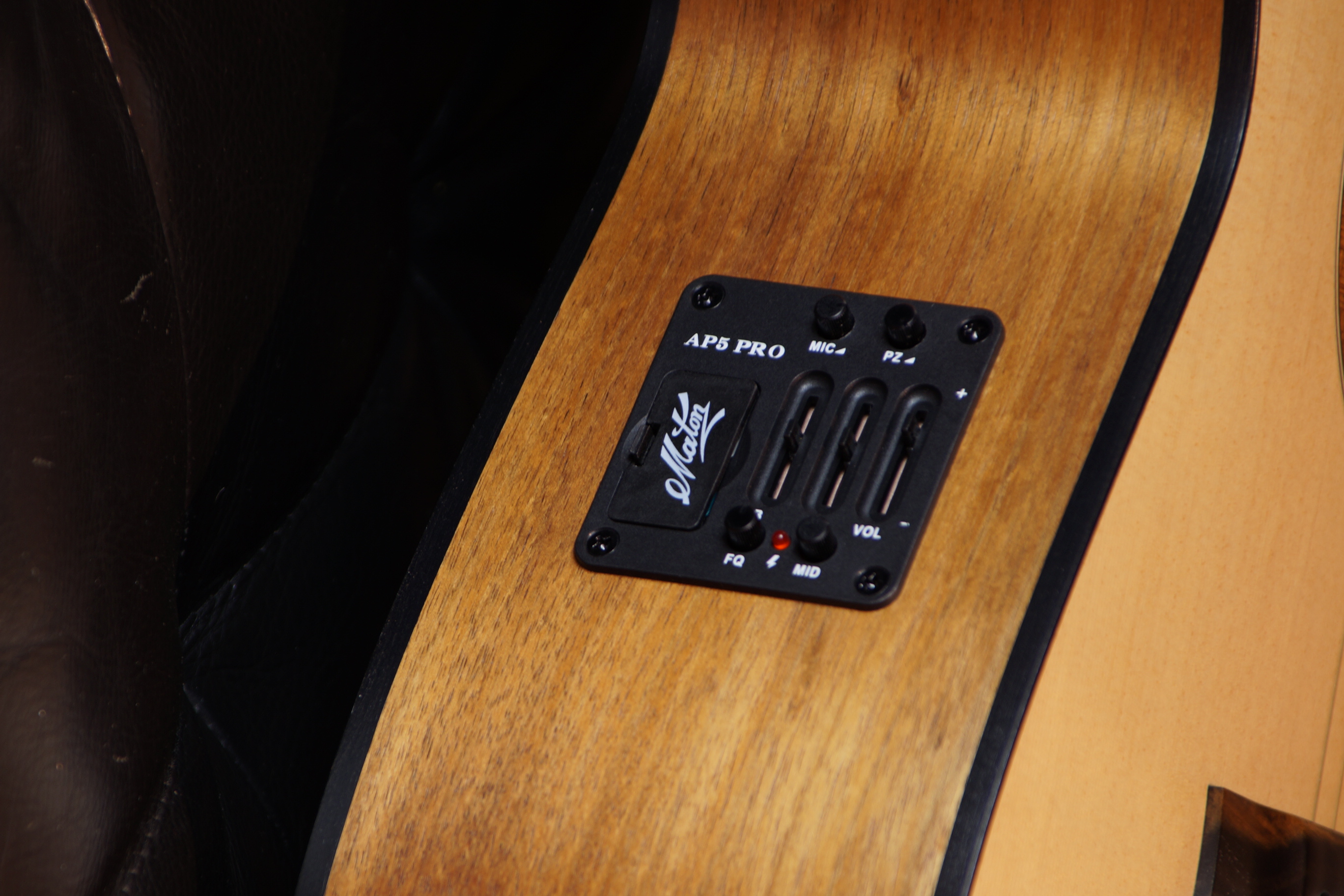 Maton SRS 808
