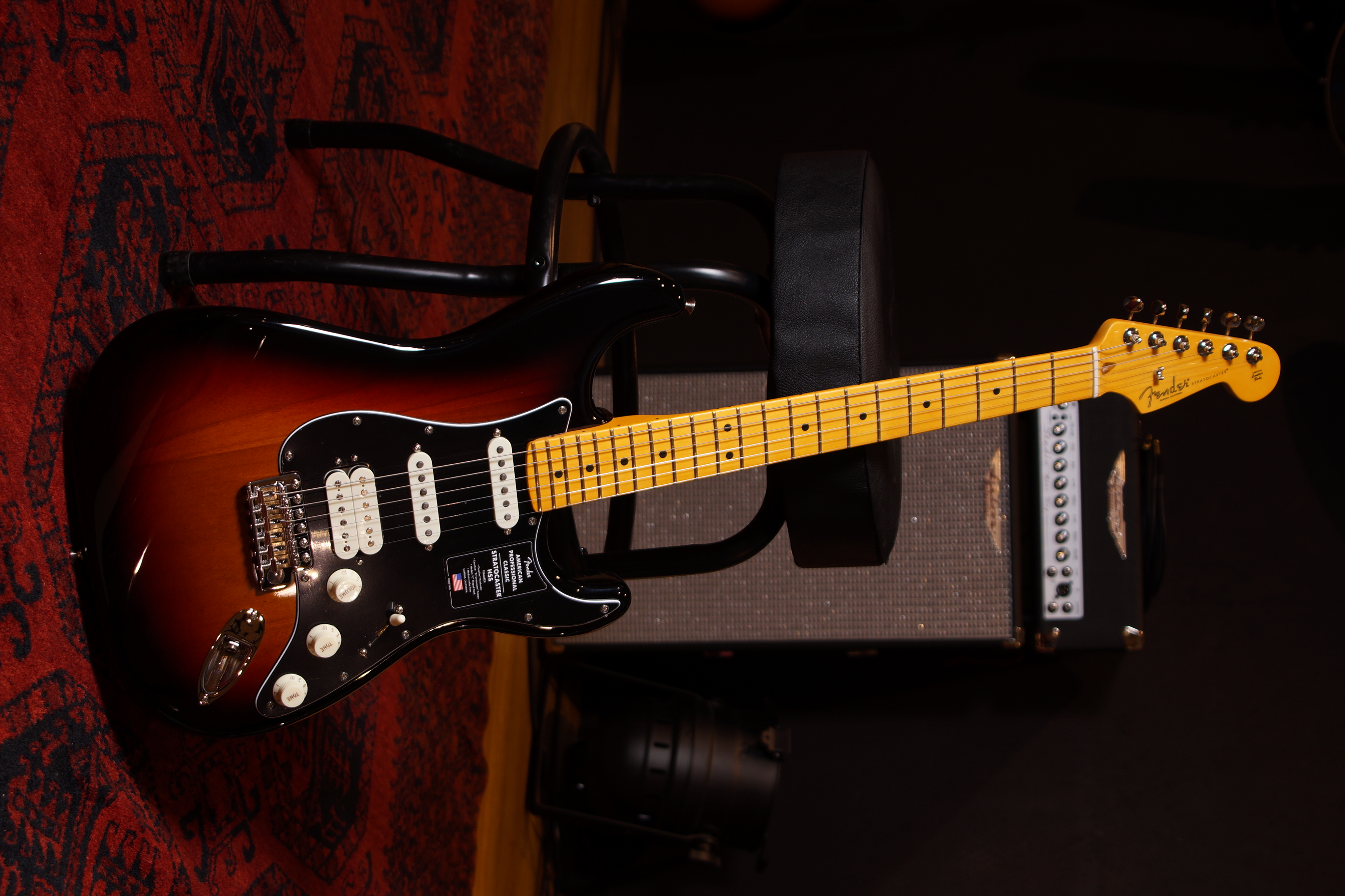 Fender American Professional Classic Stratocaster® HSS, Maple Fingerboard, 3-Color Sunburst