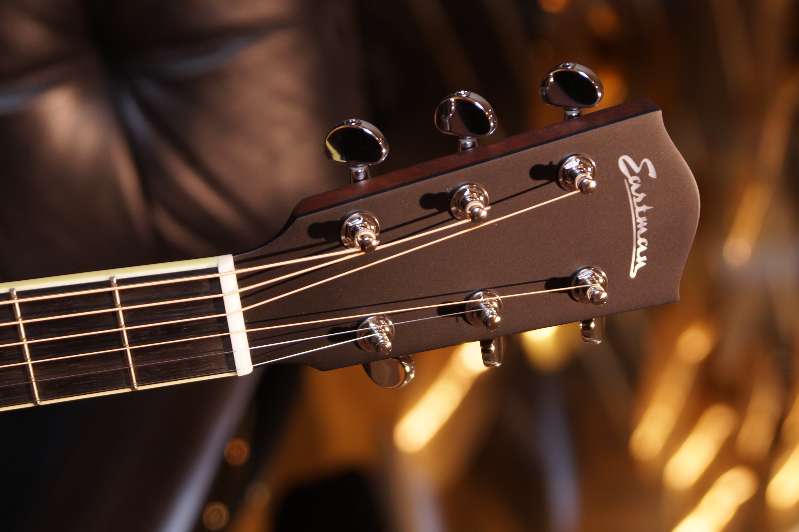 Eastman AC322CE mit Tonabnehmer und Koffer