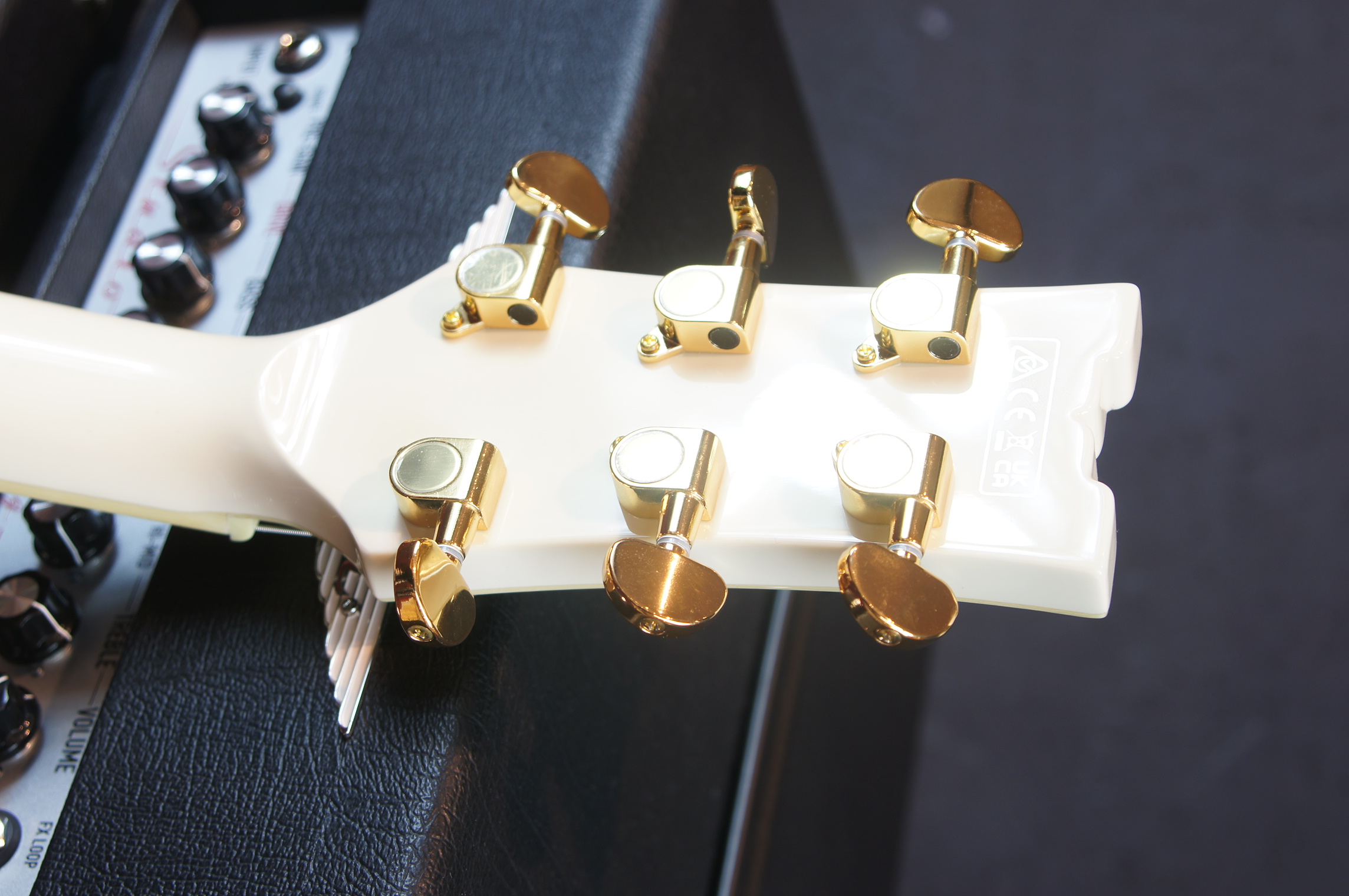 IBANEZ Artcore Expressionist AM Hollowbody Gitarre 6-String - Ivory