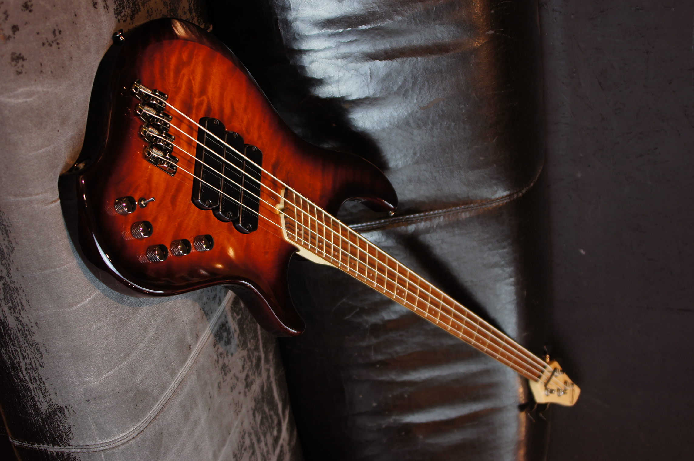 Dingwall CB3 Combustion 4-String, 3 Pickups Pau Ferro Vintage Burst