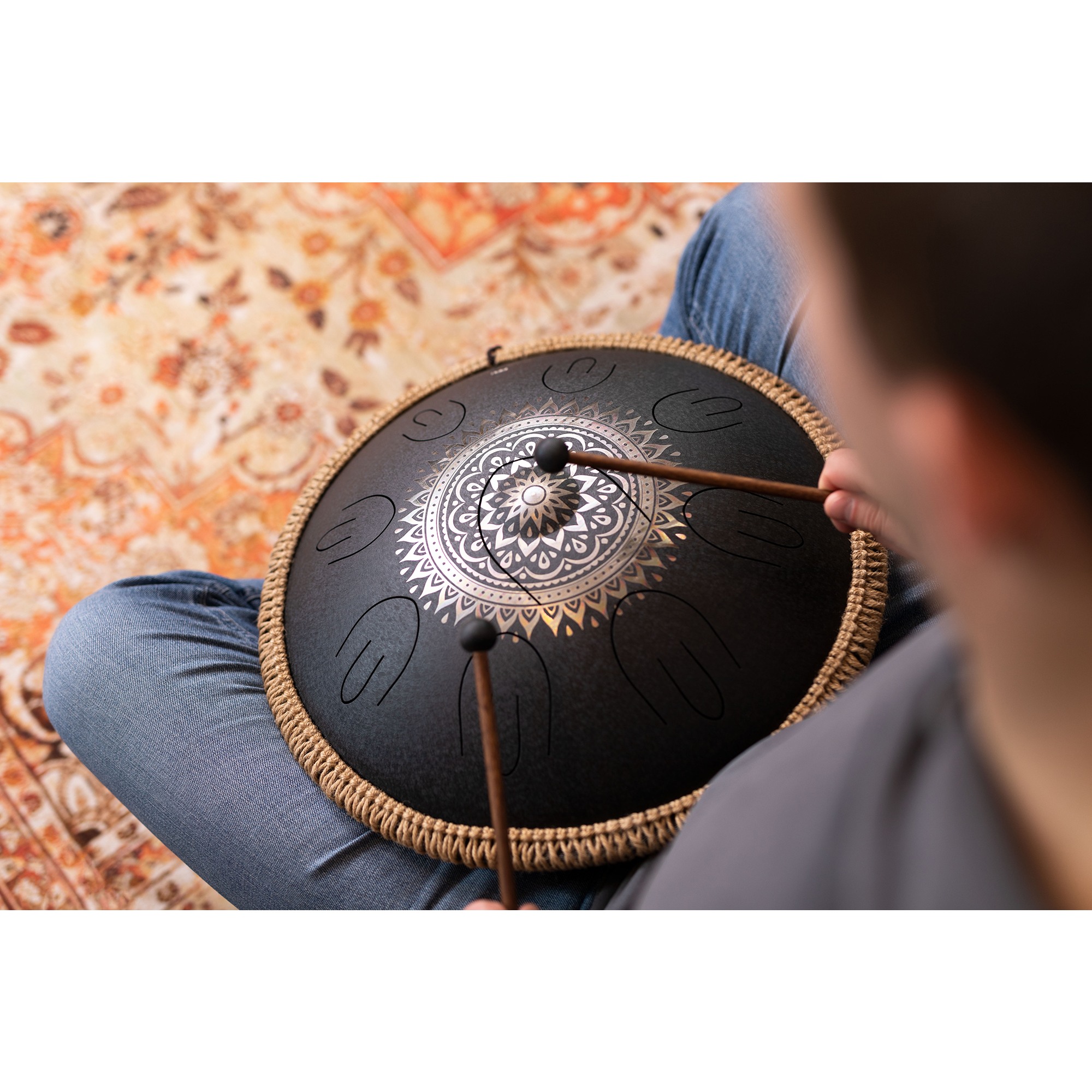 MEINL Sonic Energy Octave Steel Tongue Drum D-Kurd, schwarz, graviertes Blumendesign, 9 Töne, 16" / 40 cm