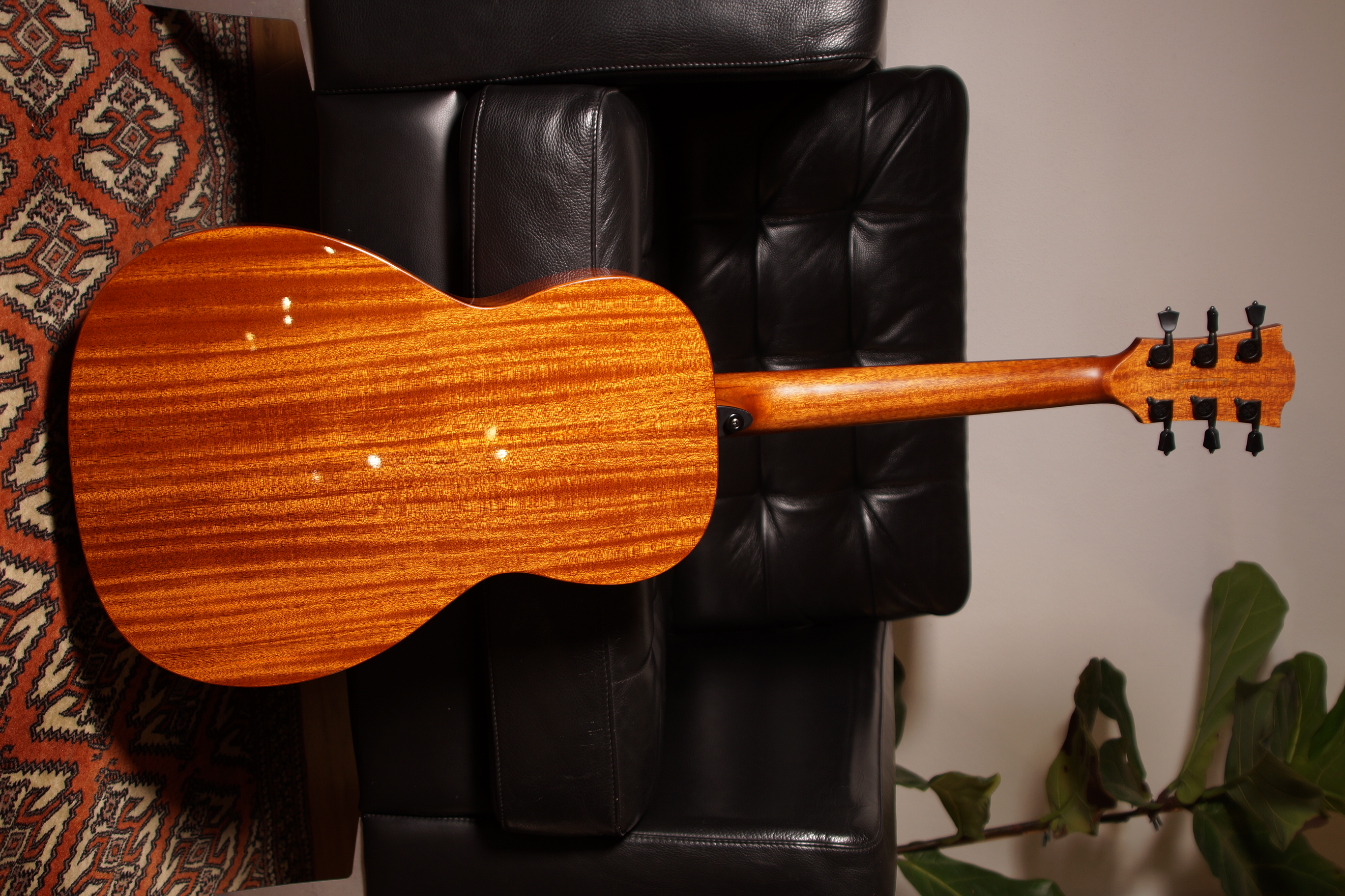 LAG Tramontane GLA T98PE Parlor Gitarre mit Tonabnehmer