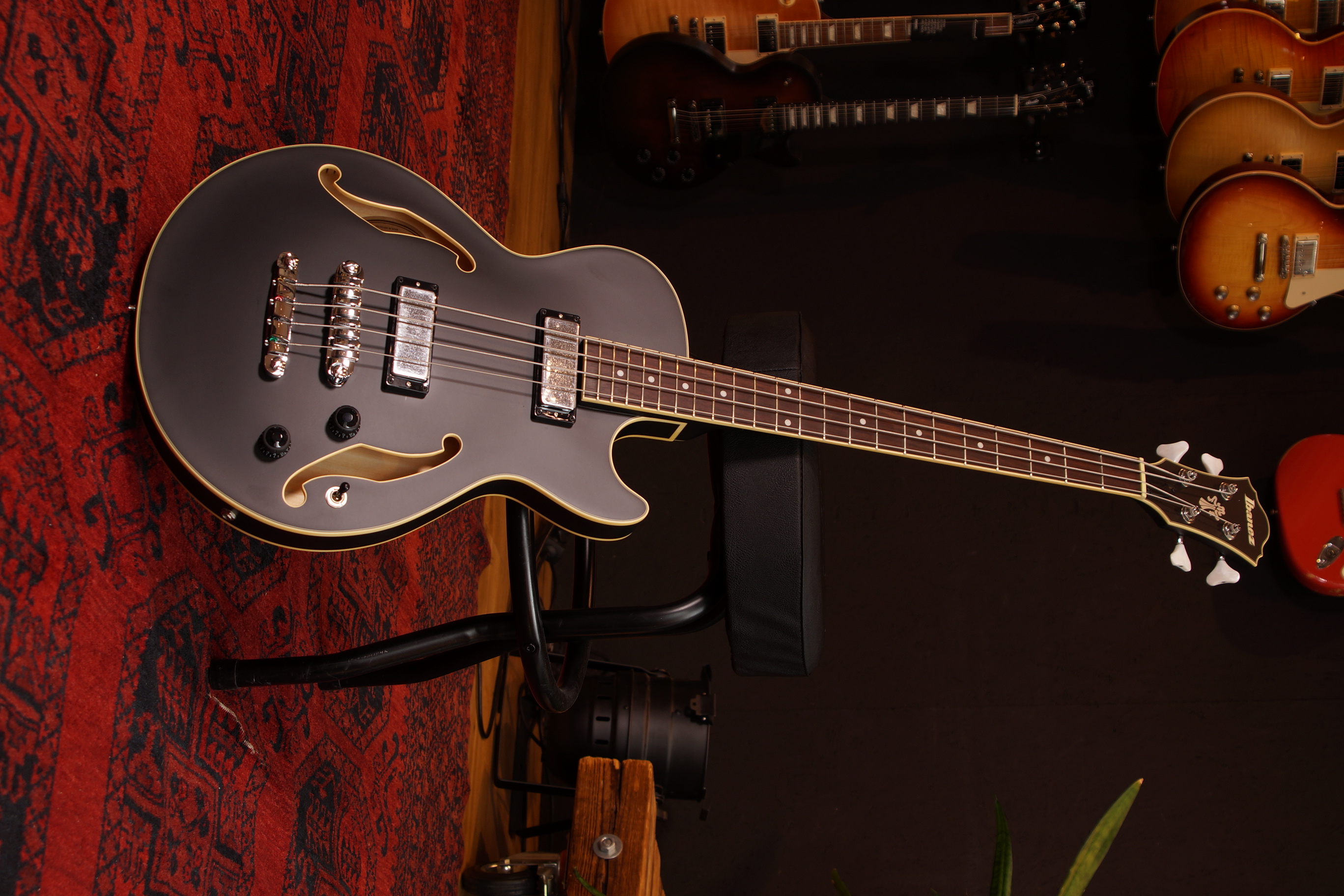 IBANEZ Artcore 4-Str Black Flat Semi Hollow Body