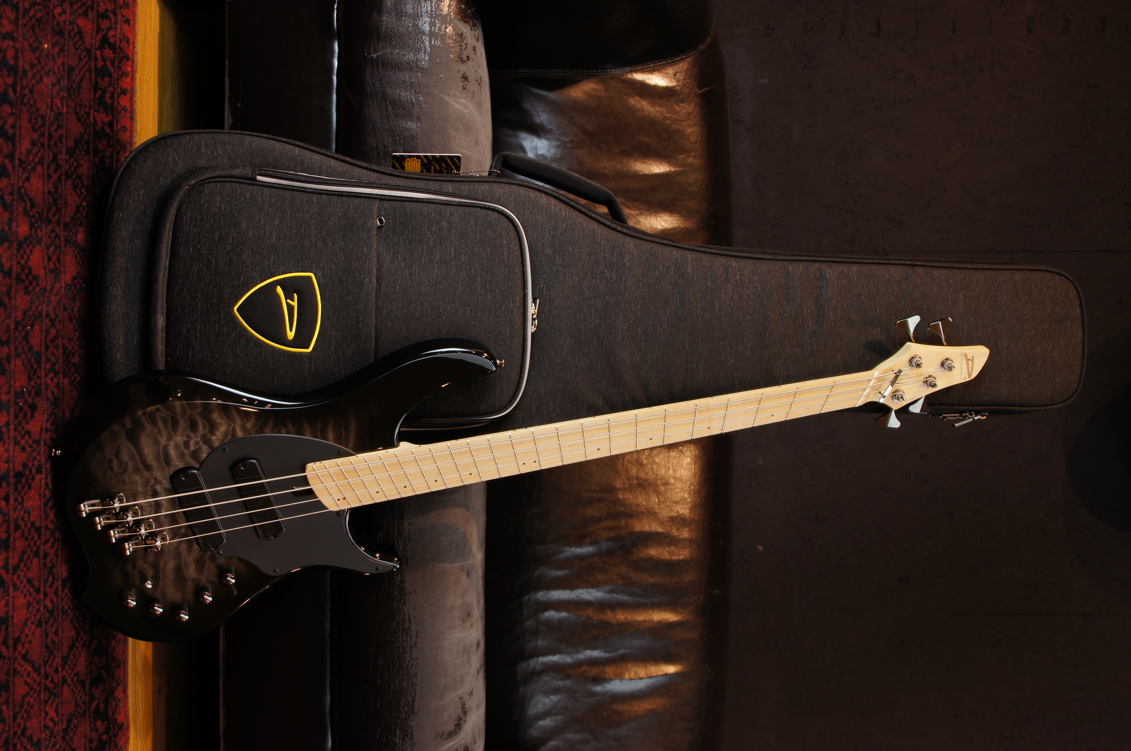 Dingwall CB2 Combustion 4-String Mapleneck 2 Tone Black Burst