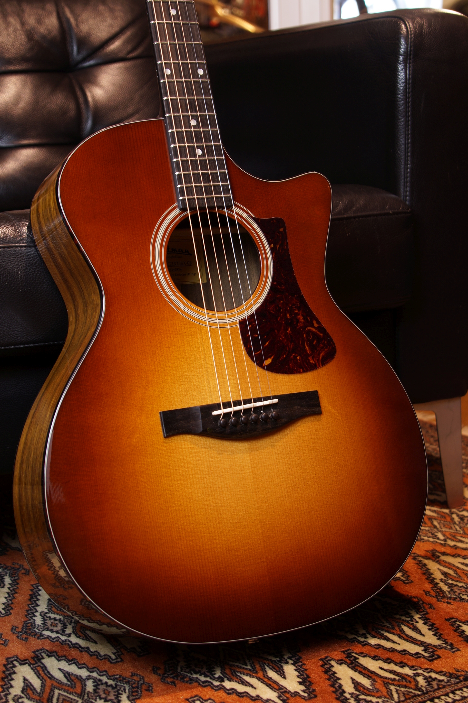 Eastman AC222CE Deluxe Goldburst mit Tonabnehmer und Gigbag