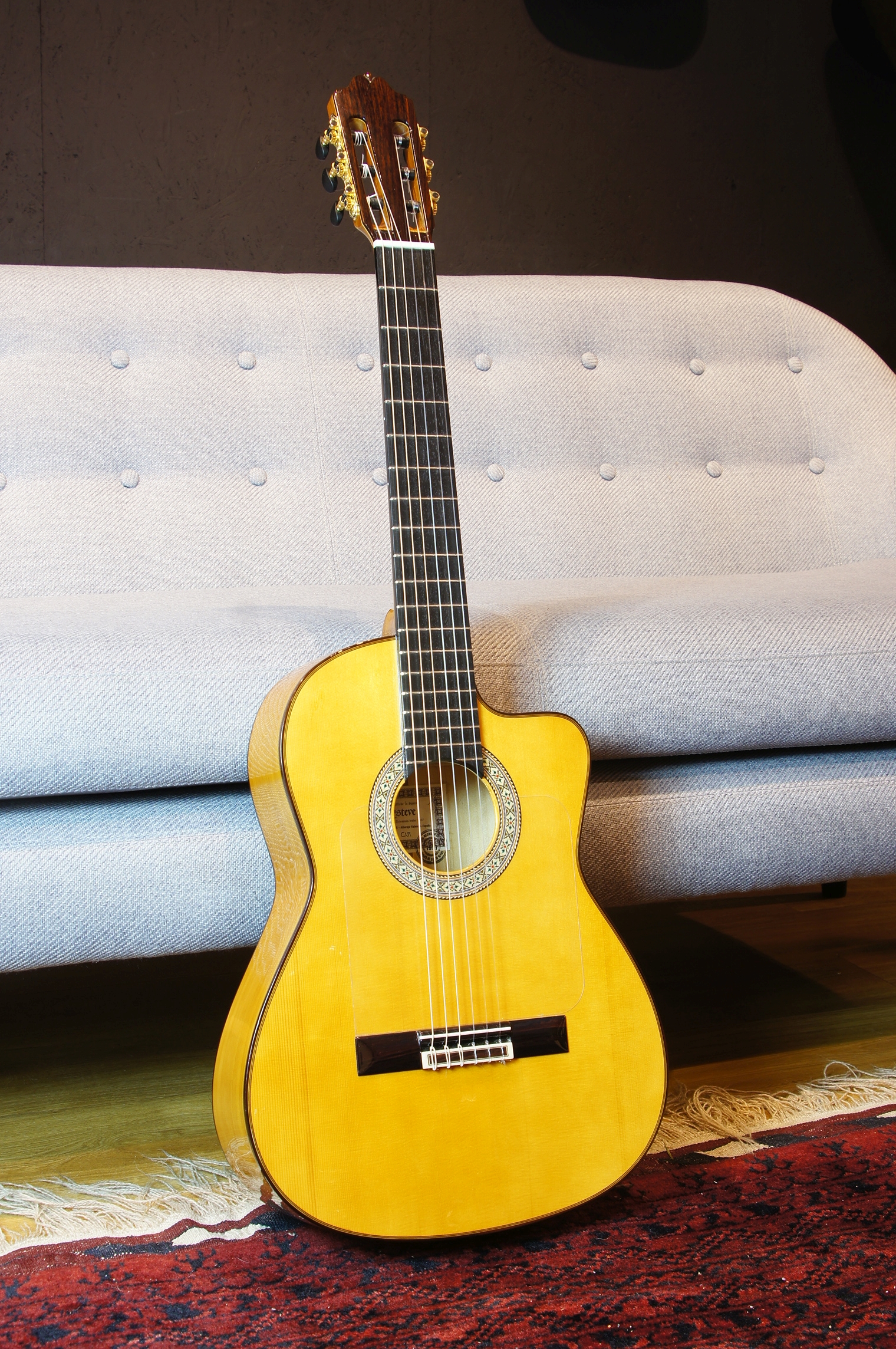 Esteve 9F SP Zypresse Flamenco Cutaway Sondermodell