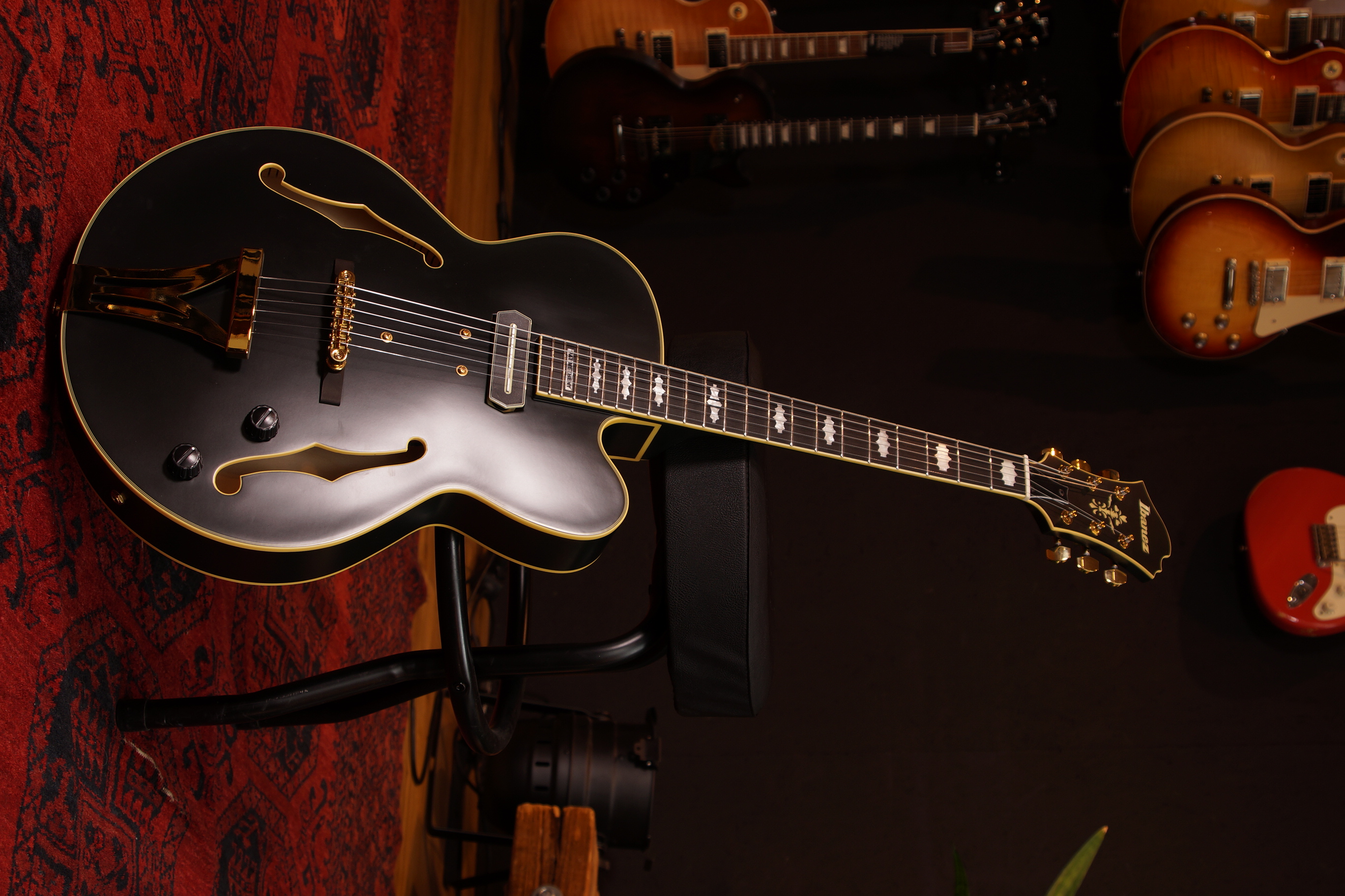 IBANEZ Pat Metheny Signature Black Low Gloss + Koffer, B-Stock