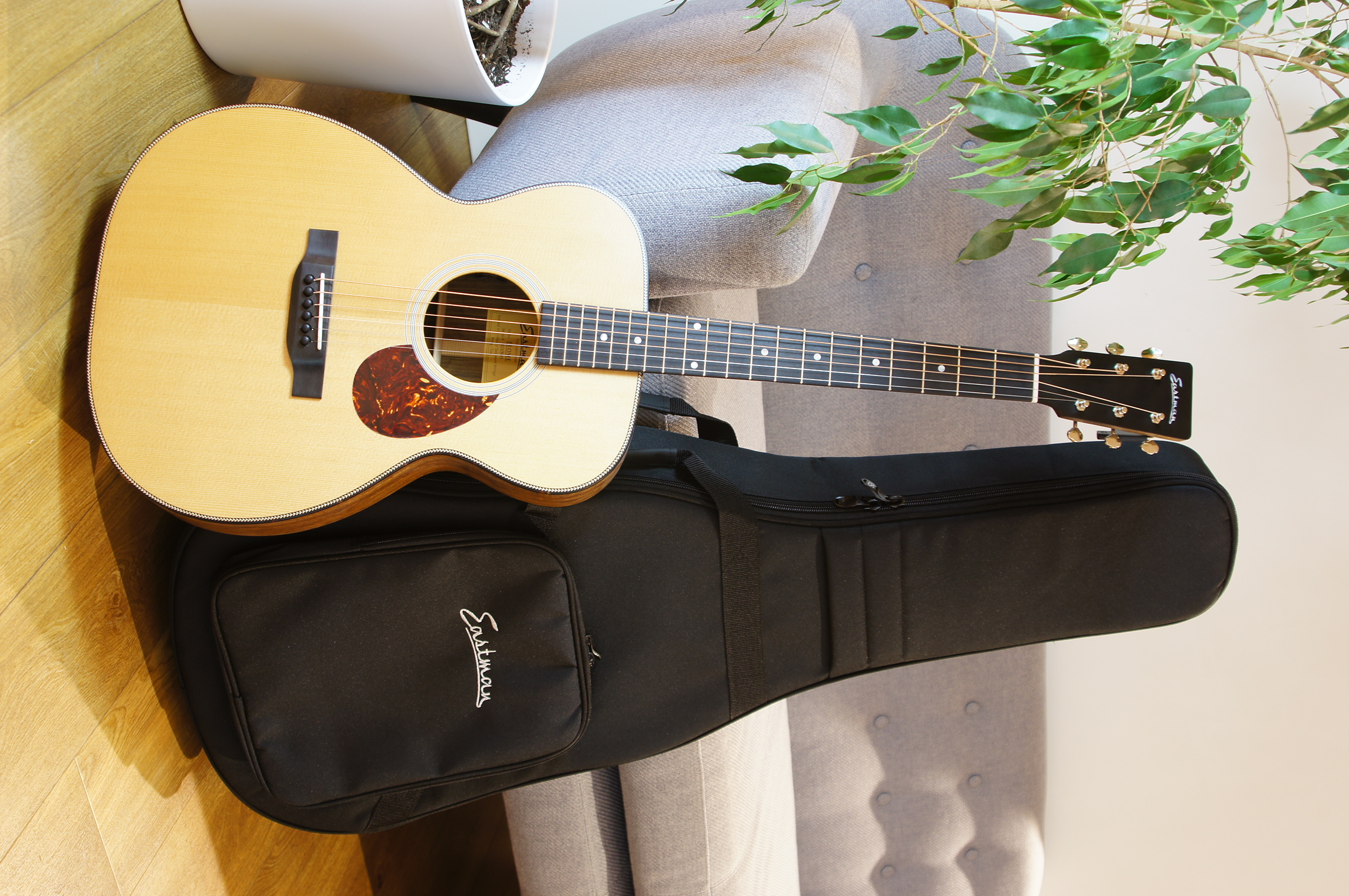 Eastman E3OME mit Tonabnehmer inklusive Gigbag