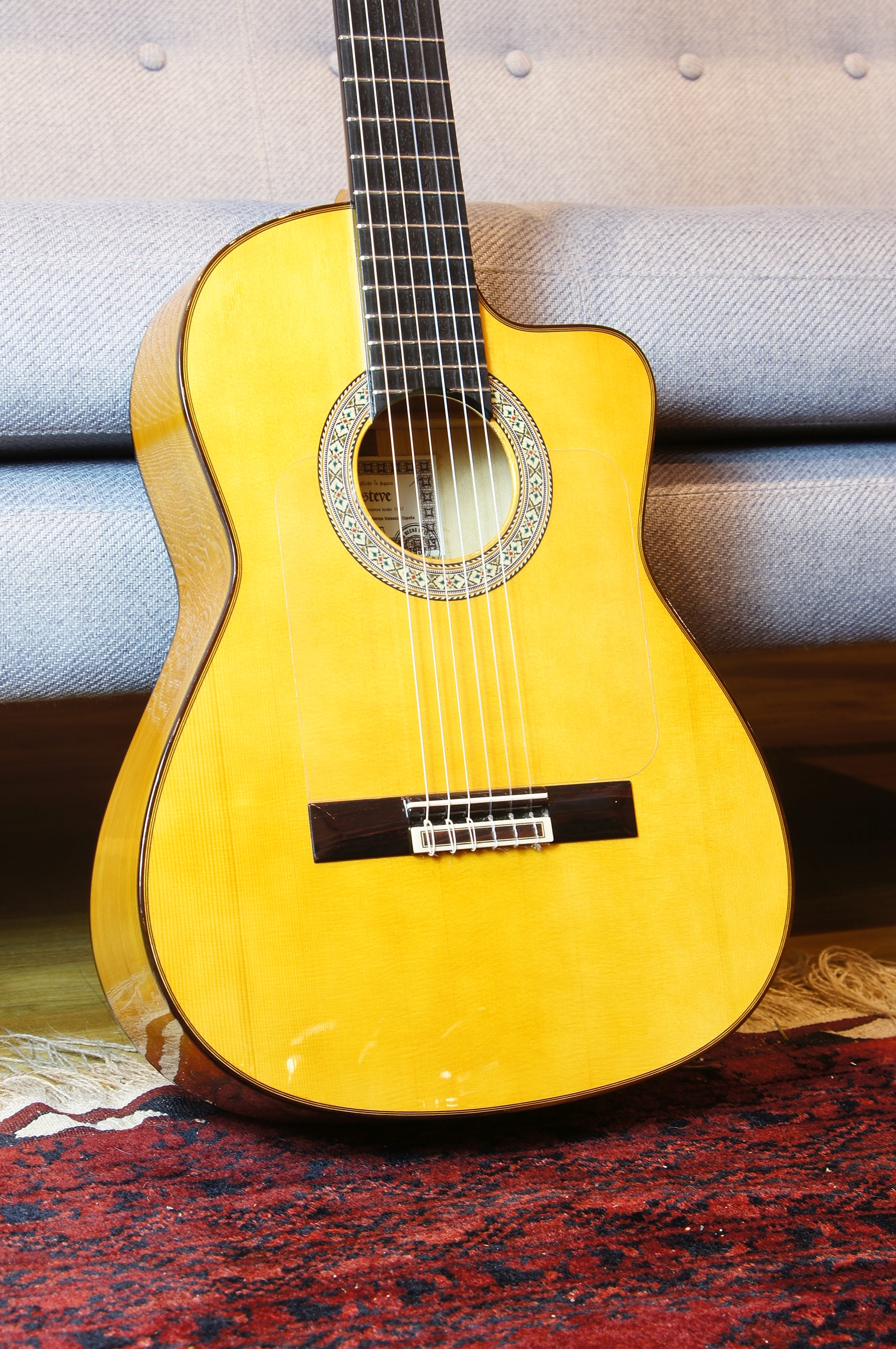 Esteve 9F SP Zypresse Flamenco Cutaway Sondermodell