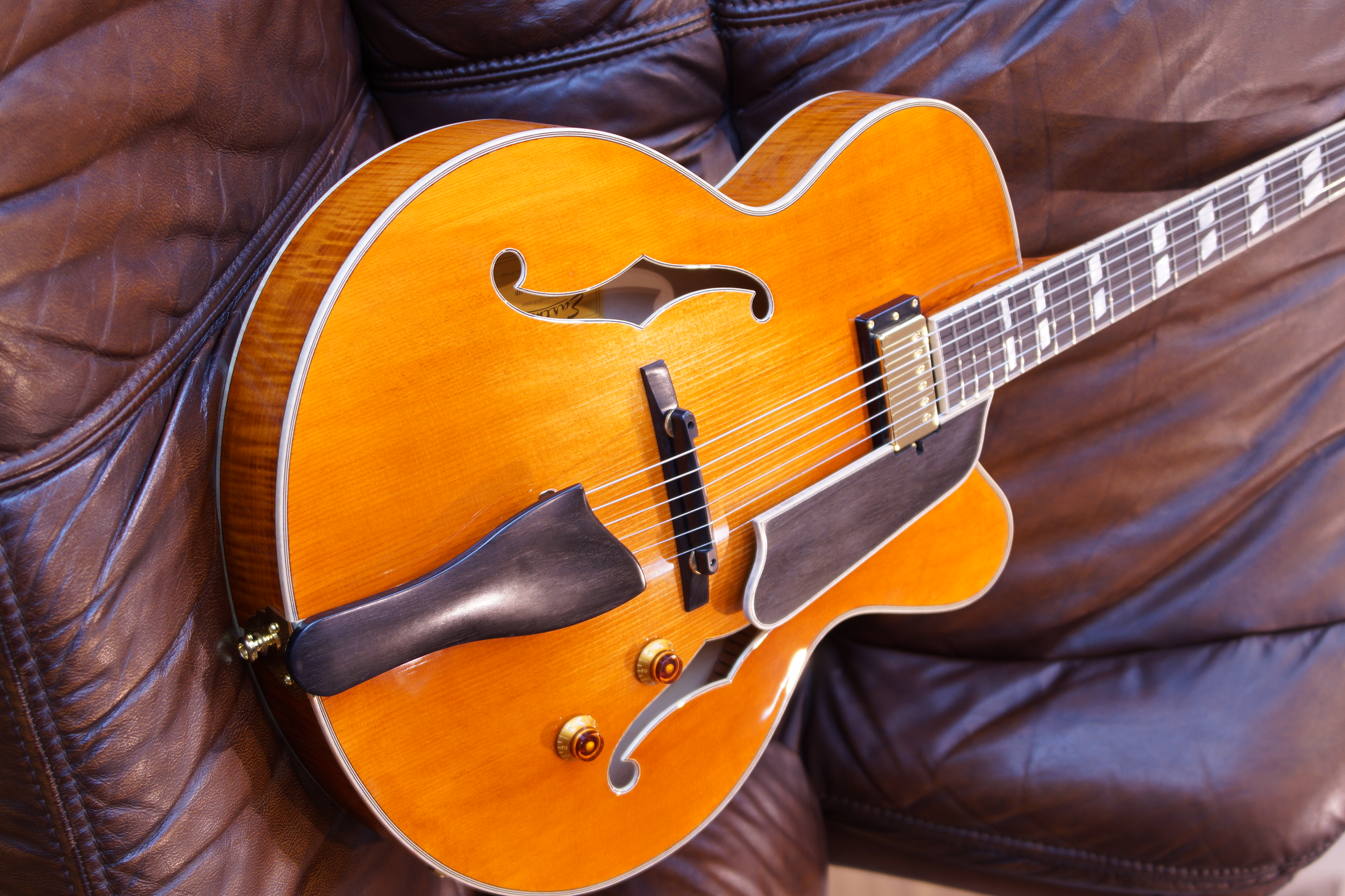Eastman AR580CE-HB Archtop Honeyburst