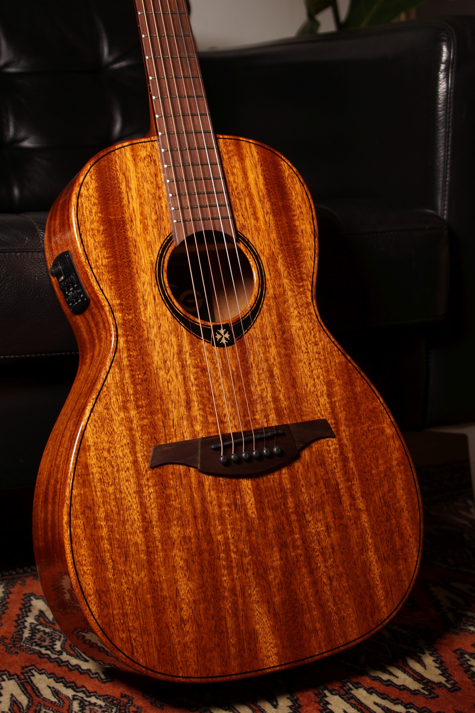 LAG Tramontane GLA T98PE Parlor Gitarre mit Tonabnehmer