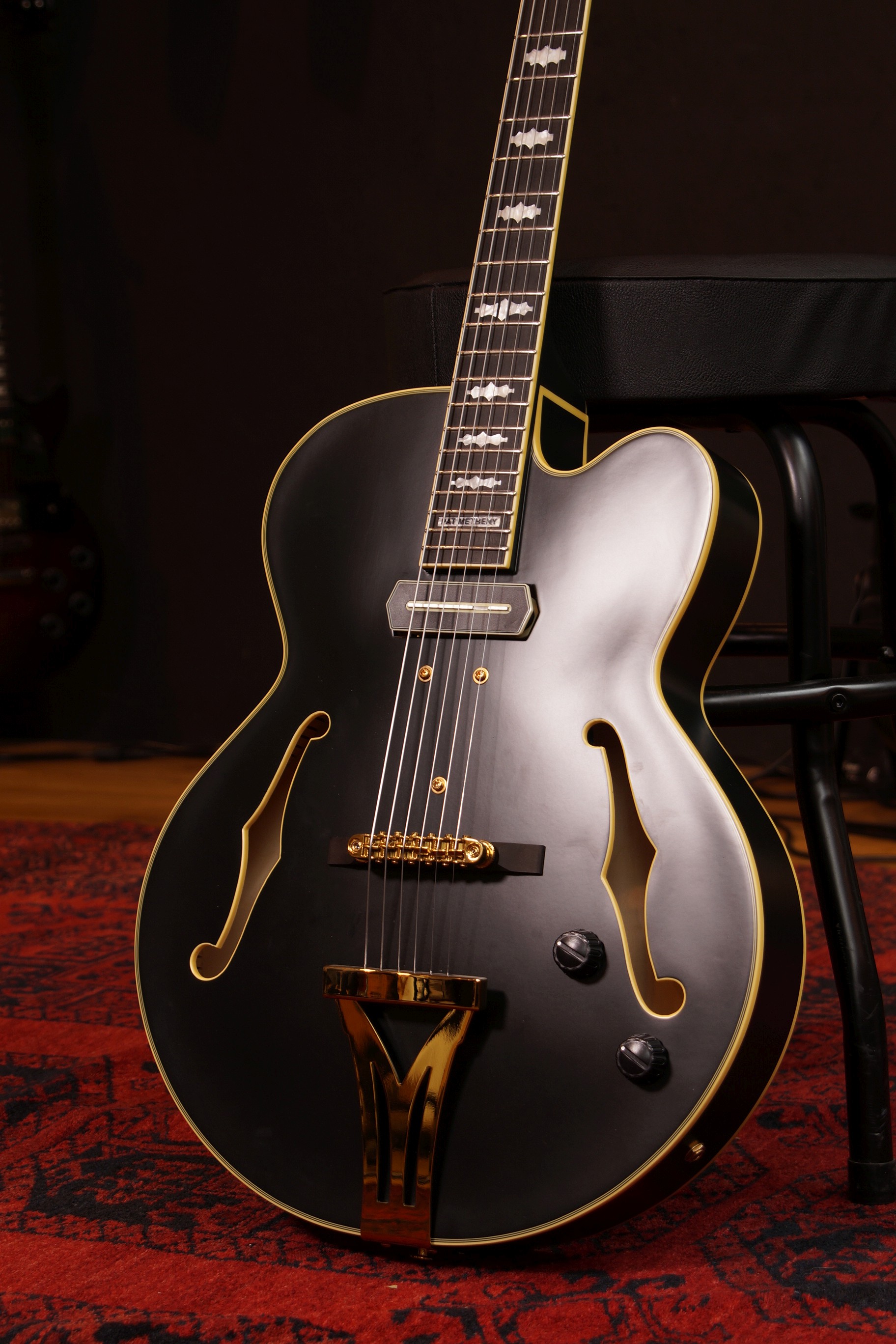 IBANEZ Pat Metheny Signature Black Low Gloss + Koffer, B-Stock