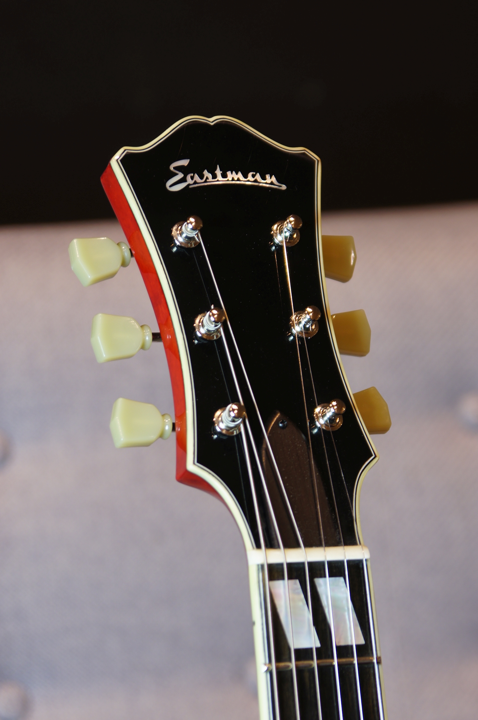 Eastman T486 Cherry Red - inklusive Case